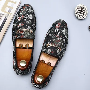 2023 Мъжки модел обувки от изкуствена кожа с цветна бродерия Модерни мокасини Обувки за сватбени партита Мъжки лоферы Обувки на плоска подметка